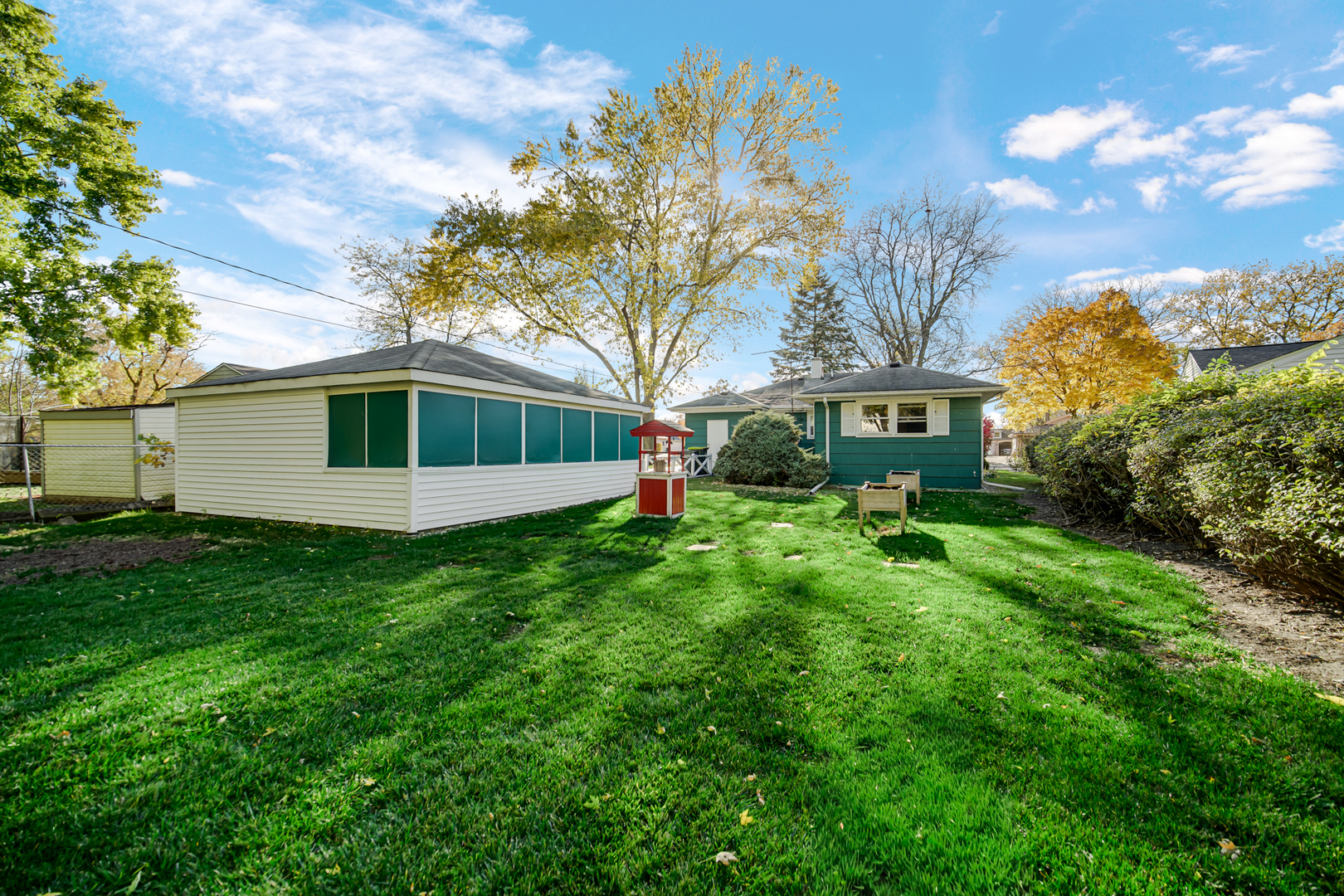 2800 School Drive Rolling Meadows, IL 60008 - Photo 20 of 23 a view of a house with backyard and garden