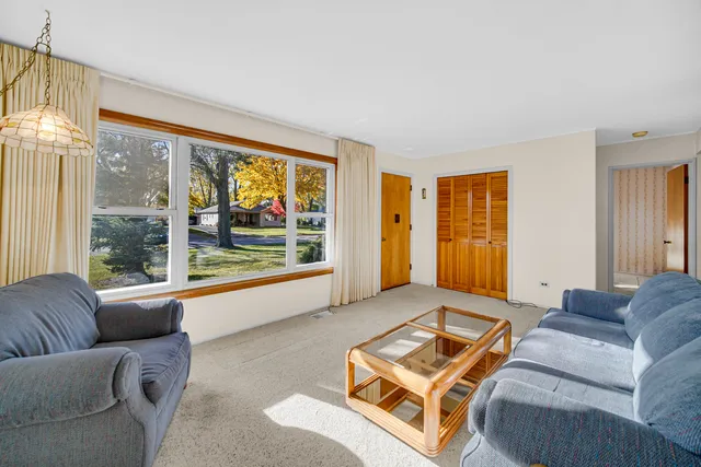 $275,000 | 2800 School Drive, Rolling Meadows, IL 60008