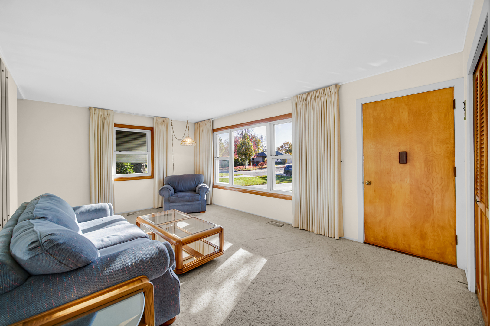 2800 School Drive Rolling Meadows, IL 60008 - Photo 6 of 23 a living room with furniture and a window