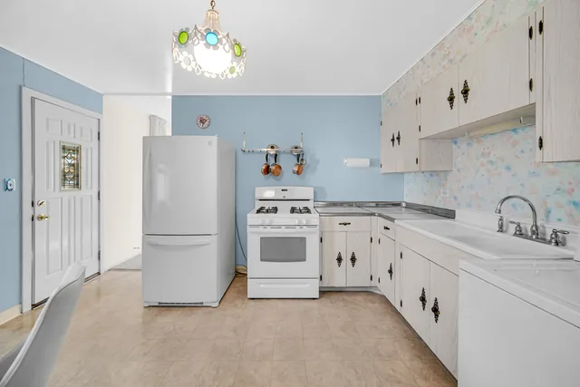 $275,000 | 2800 School Drive, Rolling Meadows, IL 60008