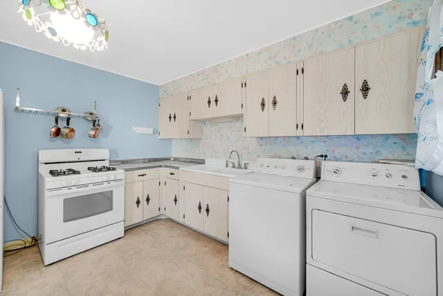 $275,000 | 2800 School Drive, Rolling Meadows, IL 60008