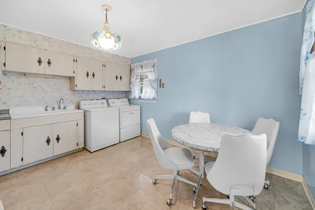 $275,000 | 2800 School Drive, Rolling Meadows, IL 60008