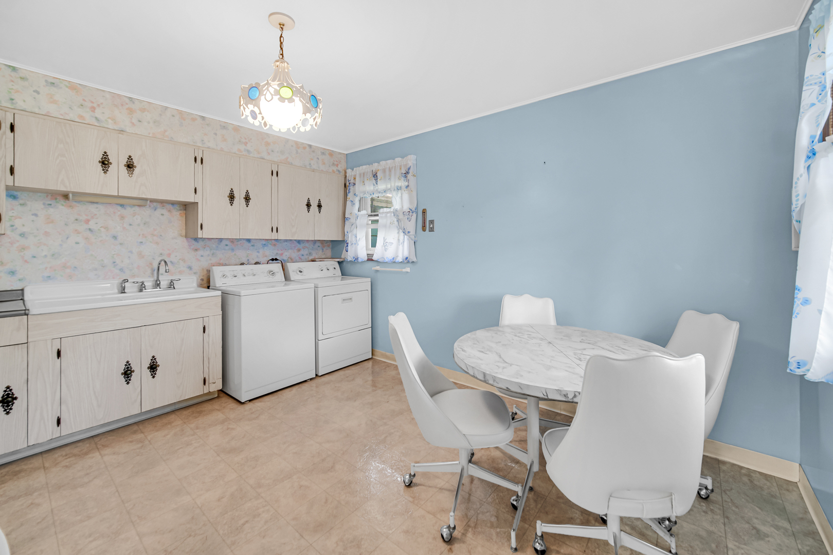 2800 School Drive Rolling Meadows, IL 60008 - Photo 10 of 23 a view of a dining room with furniture and chandelier
