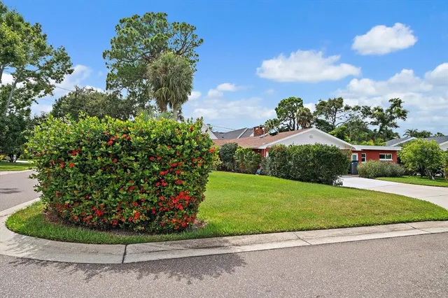 $1,150,000 | 252 South Garden Circle, Belleair, FL 33756