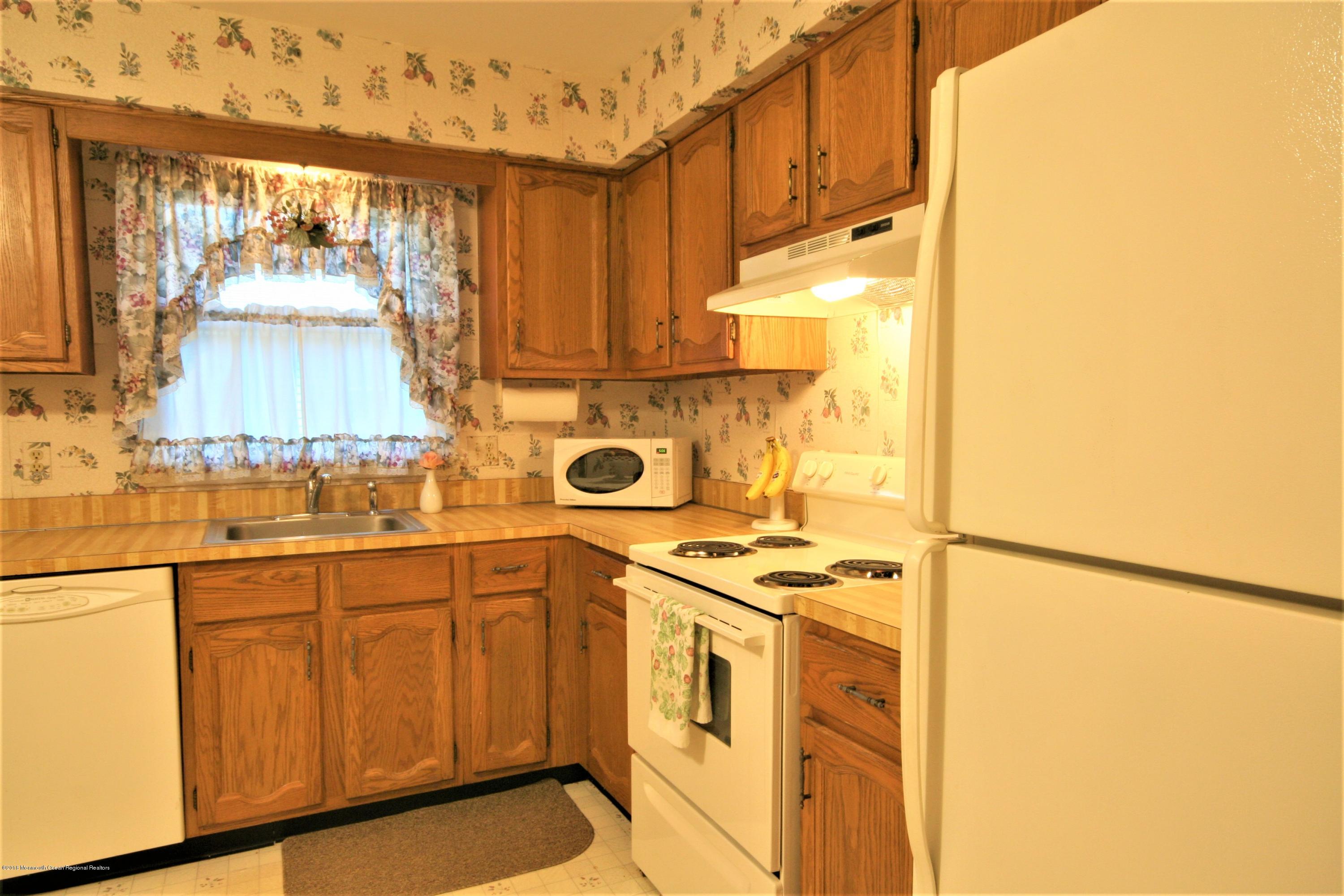 35 Magnolia Road, Unit 18 Manahawkin, NJ 08050 - Photo 8 of 23 KITCHEN