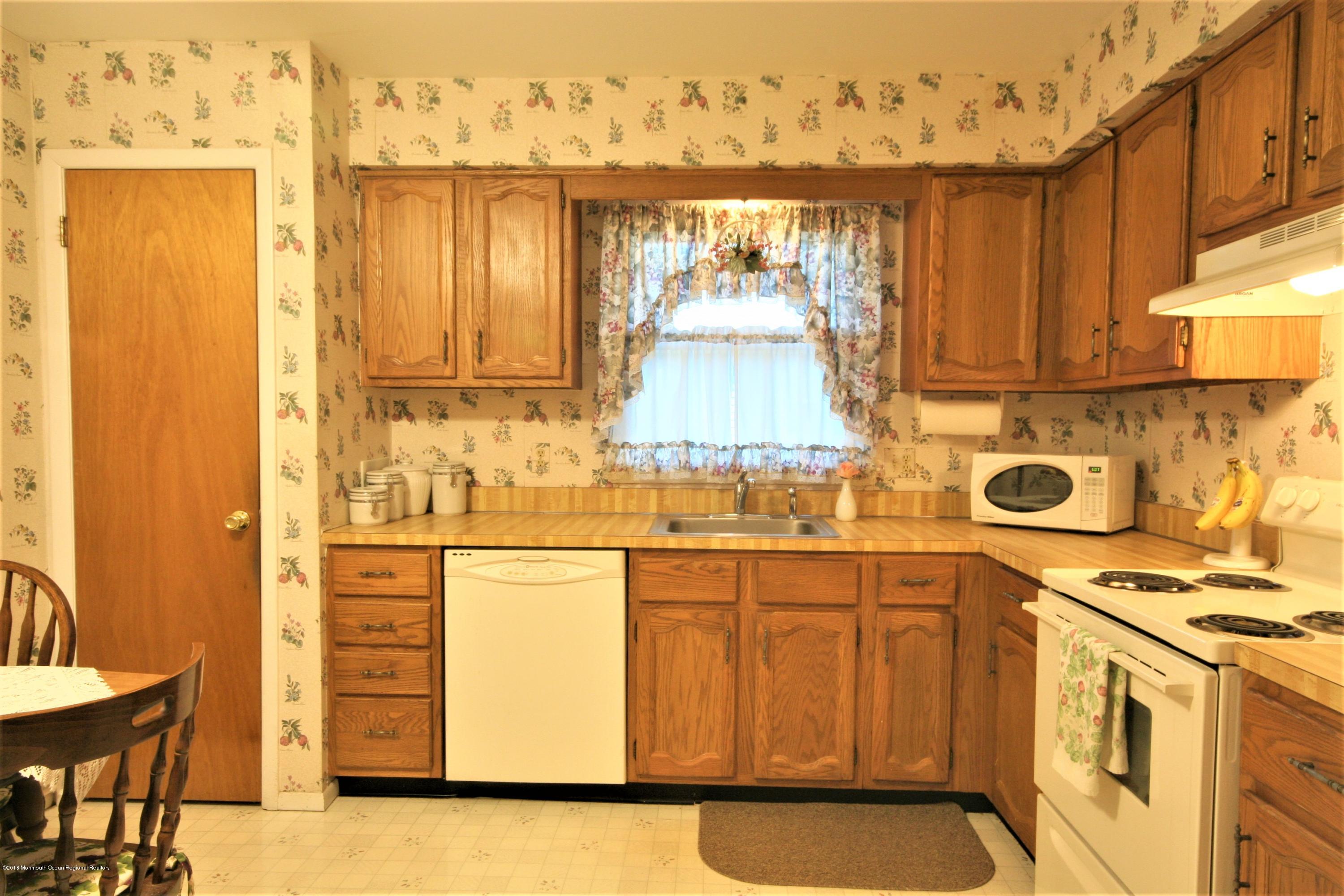 35 Magnolia Road, Unit 18 Manahawkin, NJ 08050 - Photo 9 of 23 KITCHEN