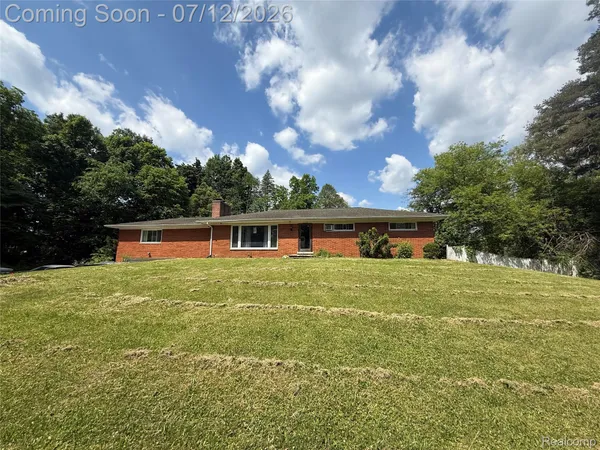 $289,000 | 1131 Lake Ln Drive, White Lake, MI 48386