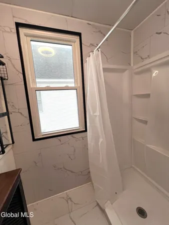 $1,595 | 83 Arnold Avenue, Unit SECOND, Amsterdam, NY 12010