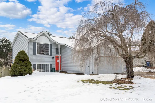 $360,000 | 3334 Hazelnut Drive Northwest, Grand Rapids, MI 49504