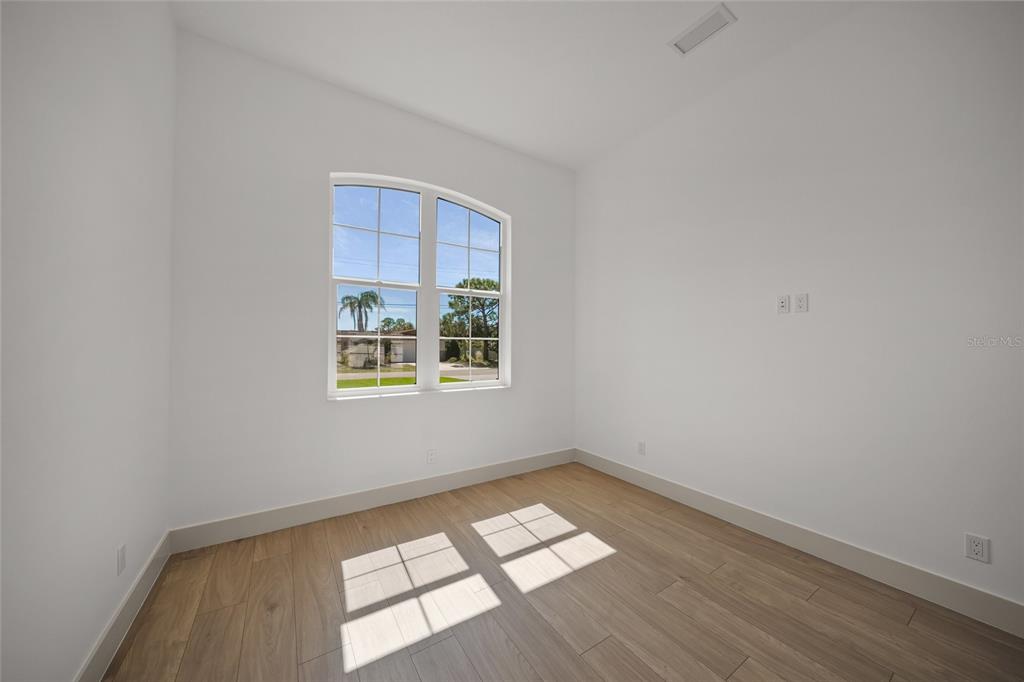 504 Gulf Street Venice, FL 34285 - Photo 17 of 47 an empty room with a window