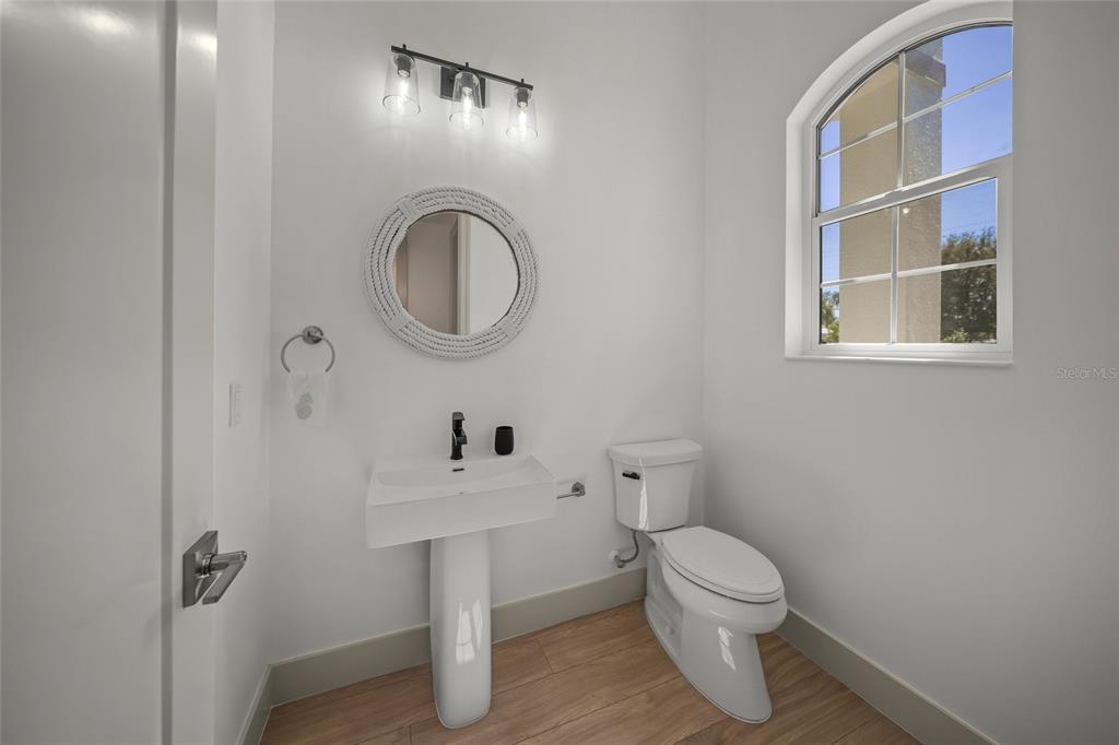 504 Gulf Street Venice, FL 34285 - Photo 26 of 47 a bathroom with a toilet a sink and mirror