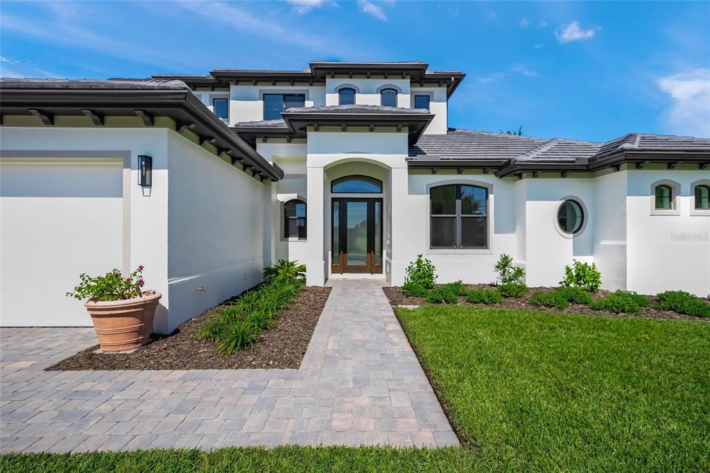 504 Gulf Street Venice, FL 34285 - Photo 5 of 47 a front view of a house with garden