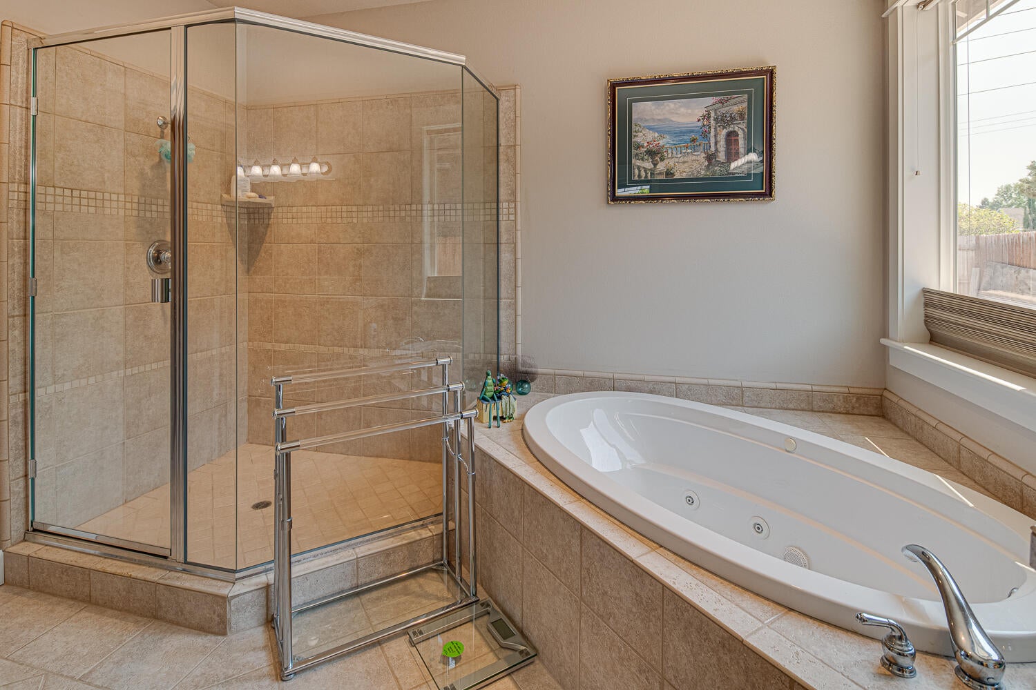3956 Southwest Timber Avenue Redmond, OR 97756 - Photo 25 of 54 Large tub and tile shower.