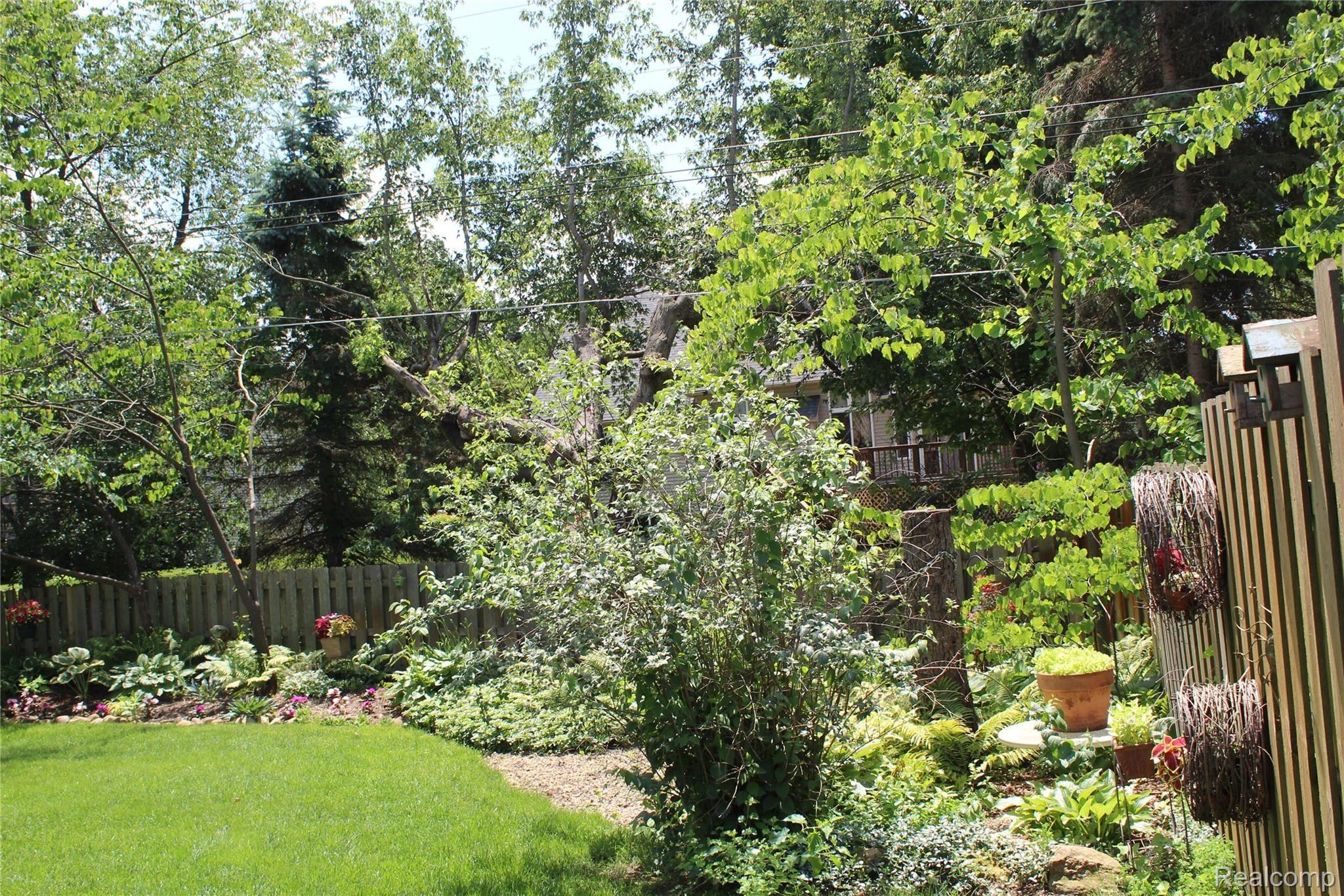 2670 East Wardlow Road Highland, MI 48356 - Photo 50 of 99 Beautiful flowerbeds!