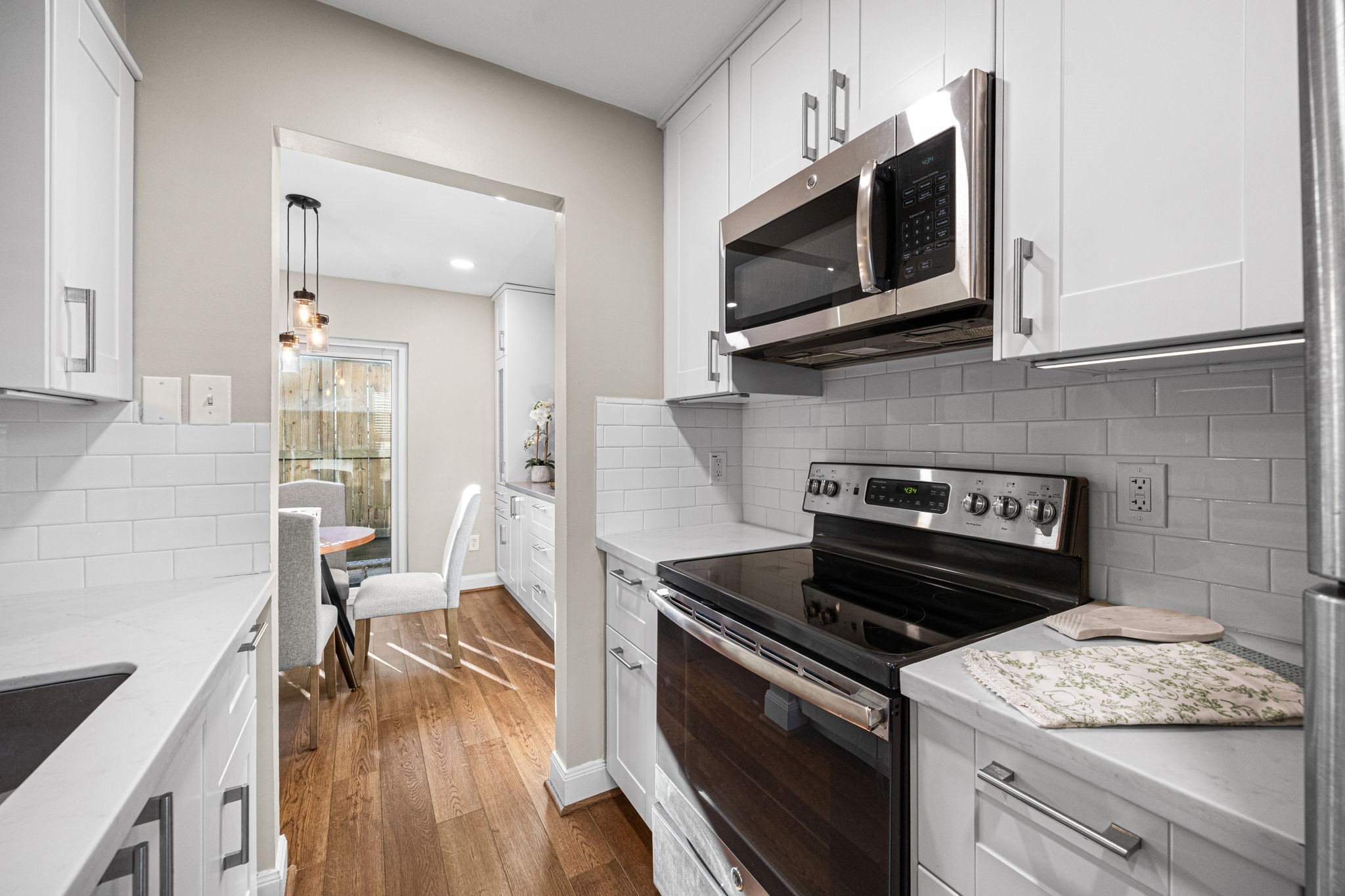 1300 Fairview Street, Unit B Houston, TX 77006 - Photo 12 of 28 Fully updated kitchen.