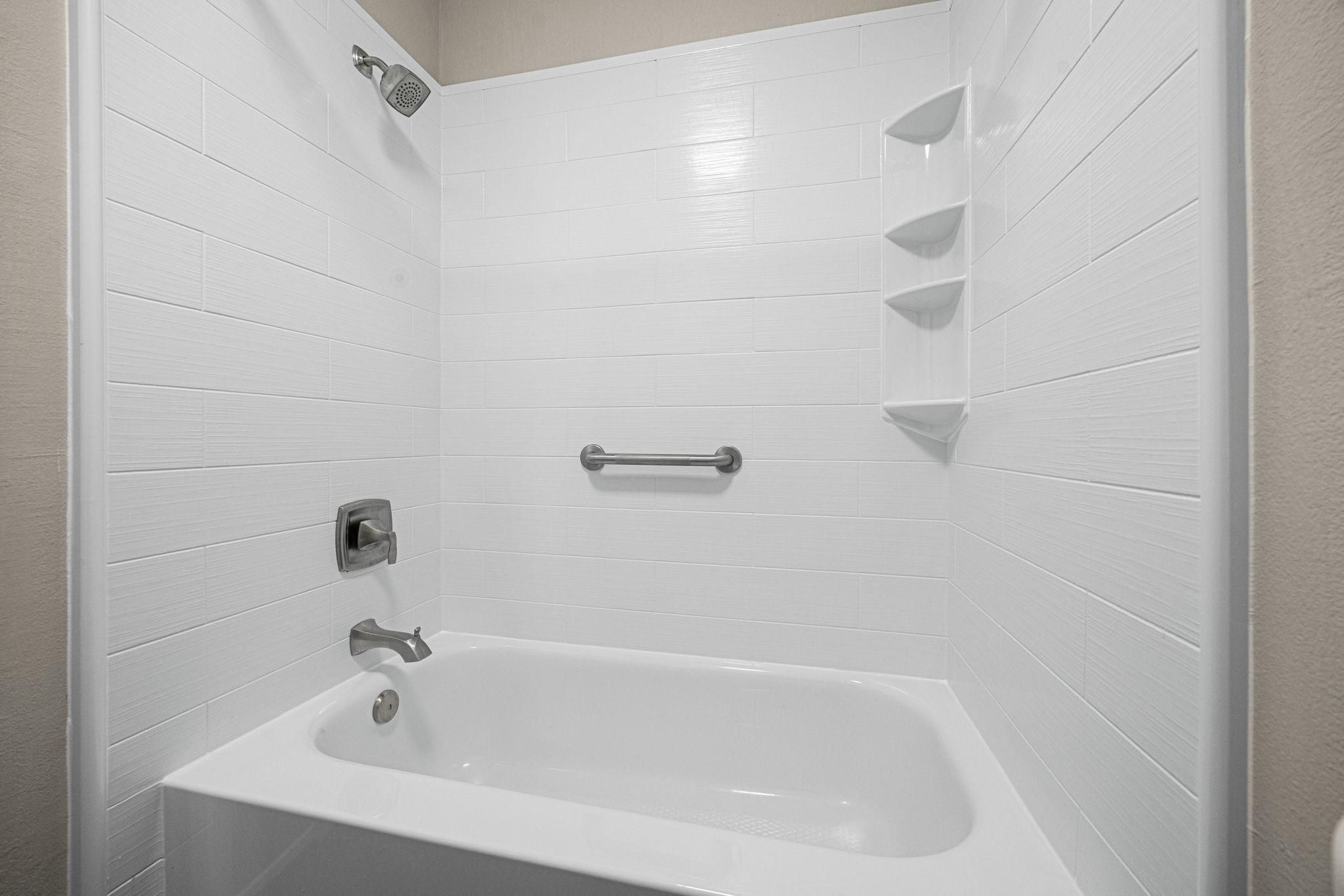 1300 Fairview Street, Unit B Houston, TX 77006 - Photo 19 of 28 Updated bathroom tub/shower combo in bath 1.