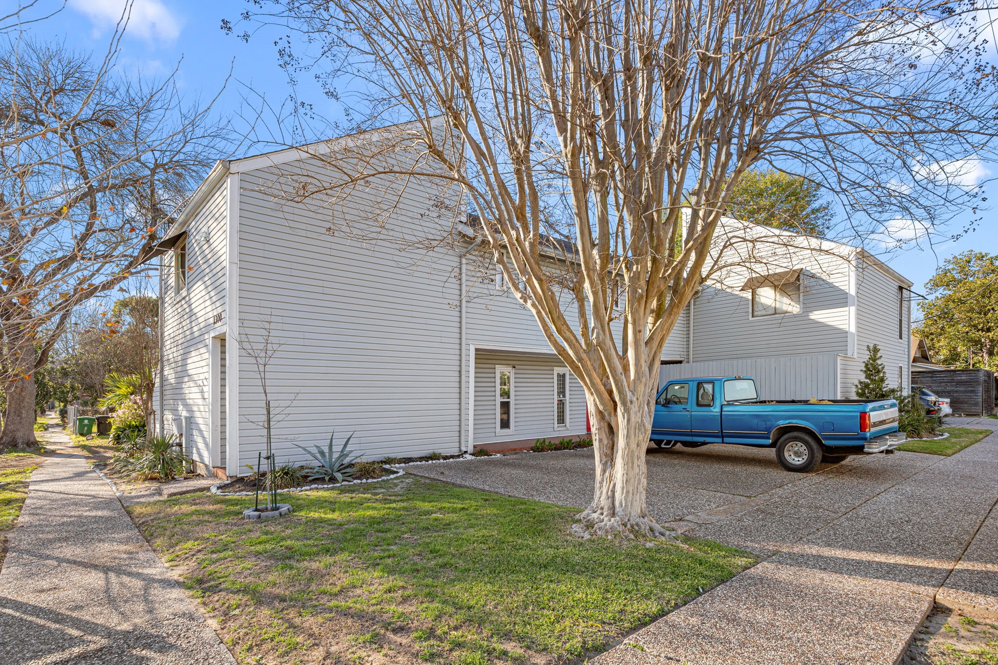 1300 Fairview Street, Unit B Houston, TX 77006 - Photo 28 of 29 a front view of a house with garden