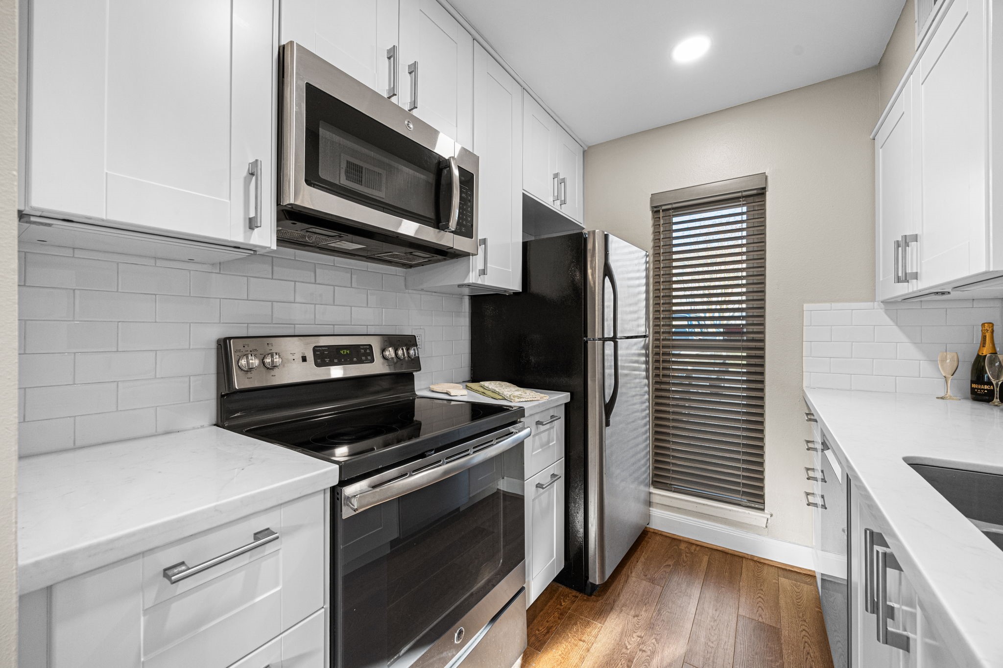 1300 Fairview Street, Unit B Houston, TX 77006 - Photo 3 of 28 The updated kitchen is light and bright.