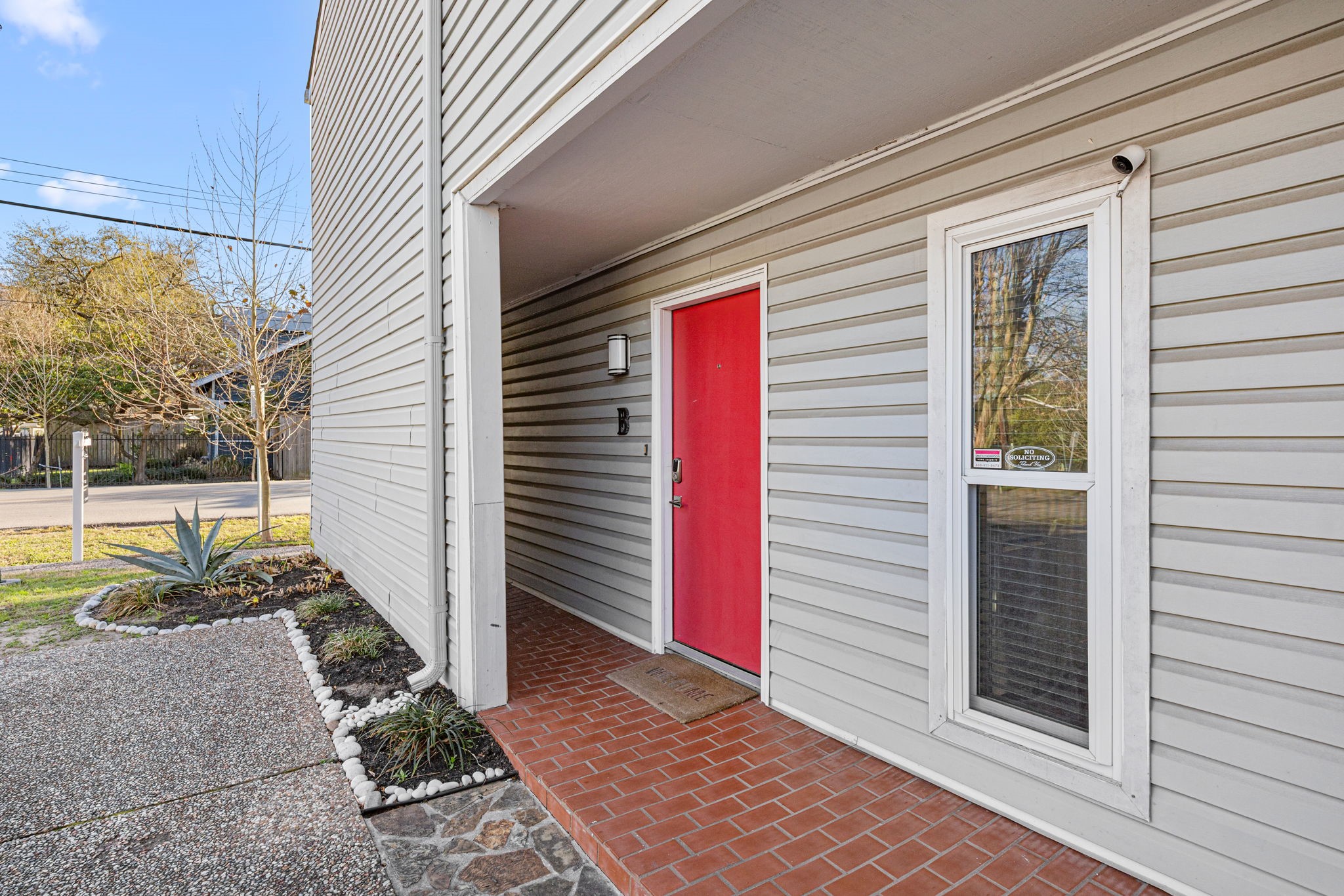 1300 Fairview Street, Unit B Houston, TX 77006 - Photo 5 of 28 Covered entry walkway.