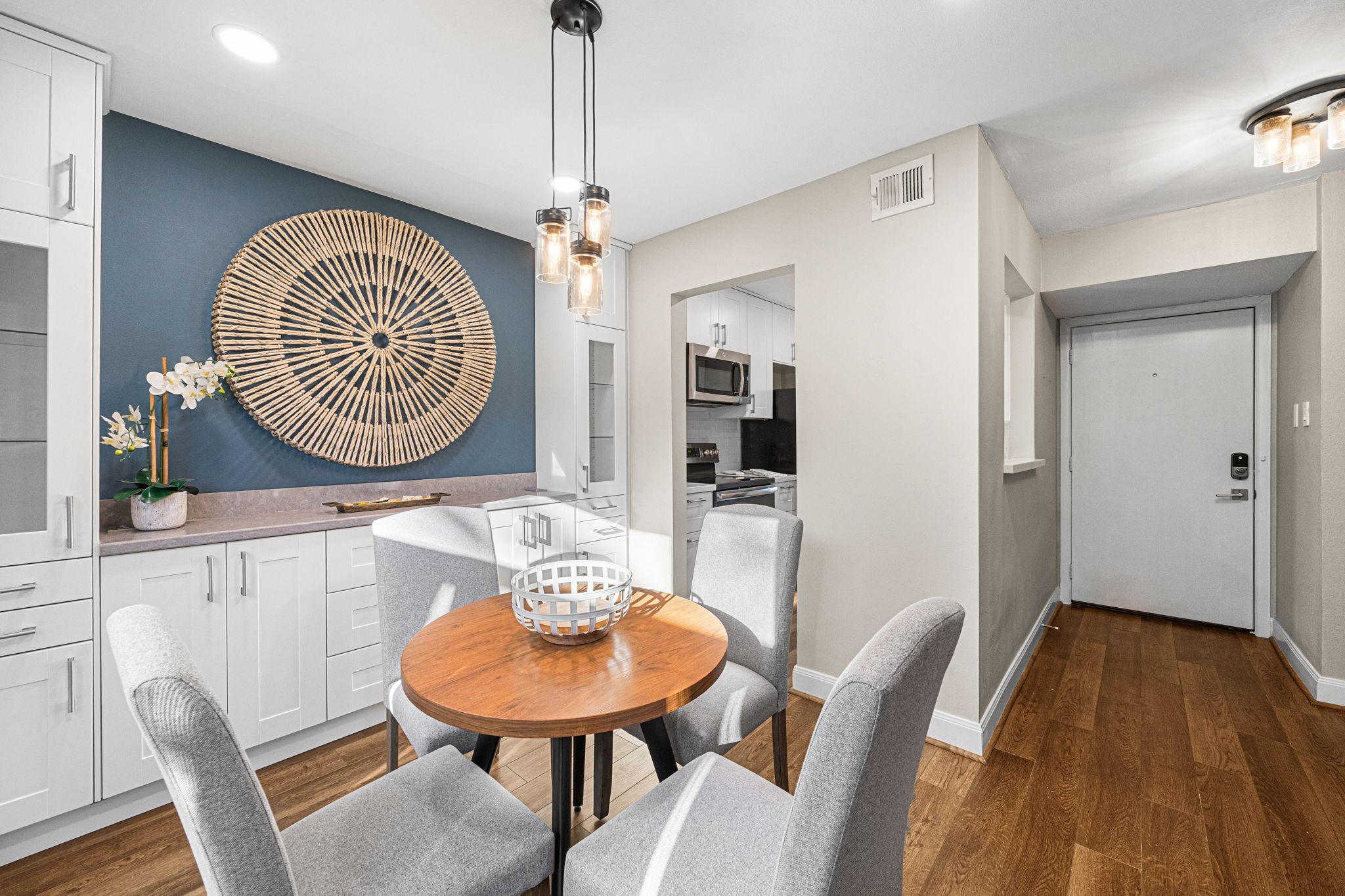 1300 Fairview Street, Unit B Houston, TX 77006 - Photo 8 of 28 Dining area with custom built-ins add additional storage and serving space.