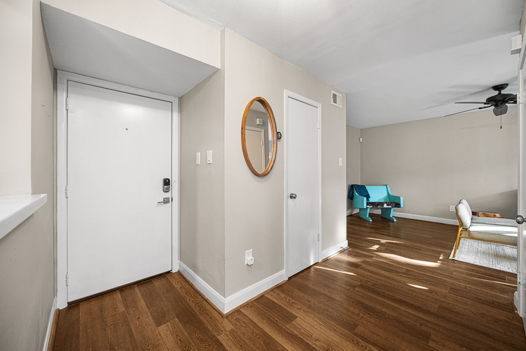 1300 Fairview Street, Unit B Houston, TX 77006 - Photo 9 of 28 Main entry to the left, with doorway to the right leading to the powder bathroom.