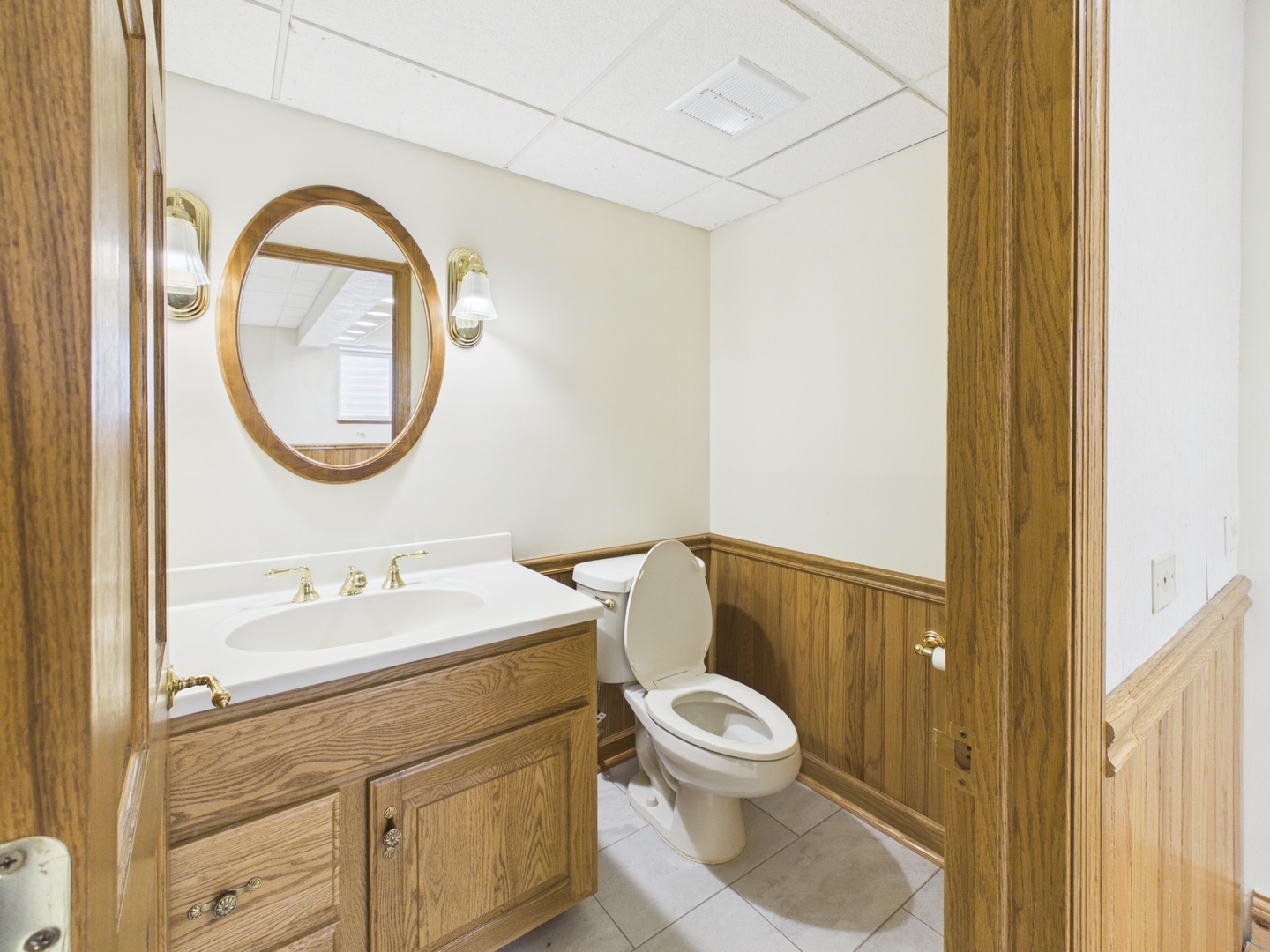6723 Kingswood Road Willowbrook, IL 60527 - Photo 35 of 51 a bathroom with a toilet a sink and a mirror