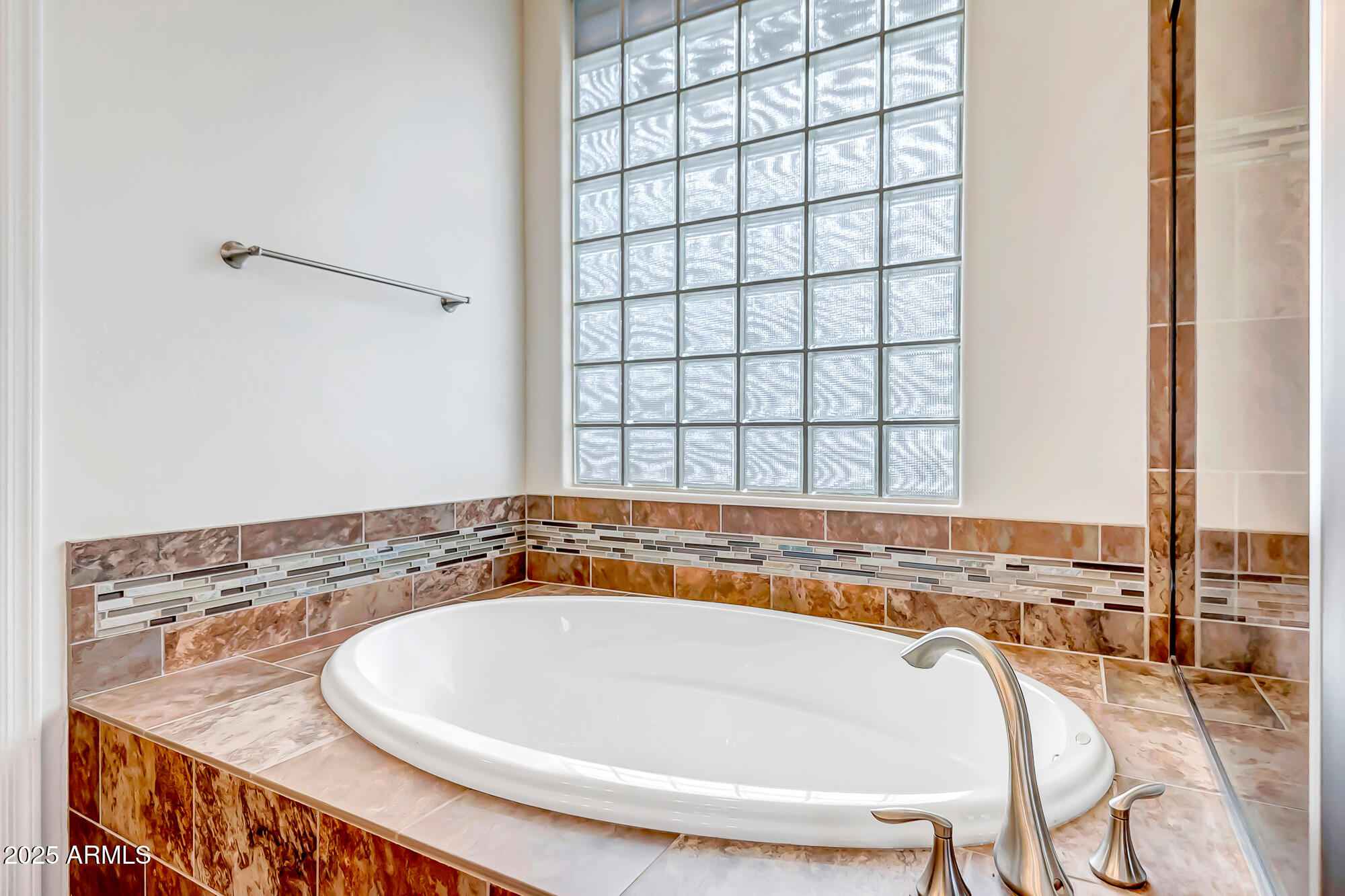 41628 North Cedar Chase Road Anthem, AZ 85086 - Photo 22 of 36 a bath tub sitting next to a window