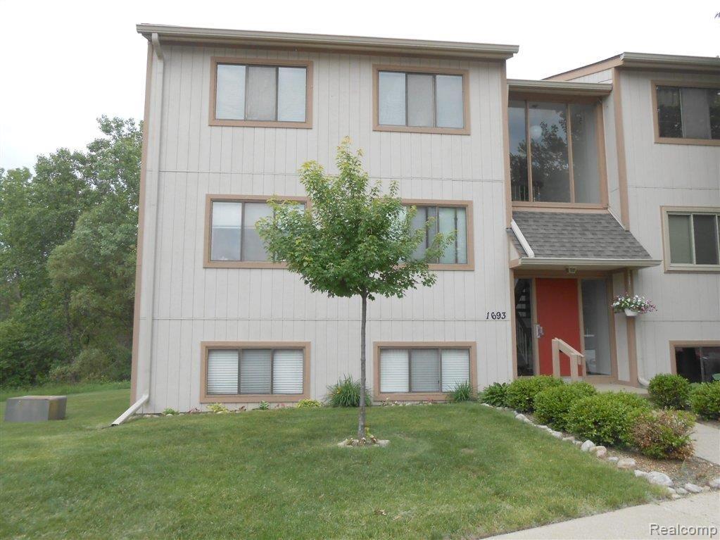1693 Riverside Drive, Unit 73 Rochester, MI 48309 - Photo 1 of 12 Frnt Entrance.jpg