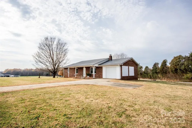 a view of a yard in front of a house with a yard