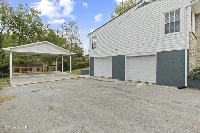 a view of an house with backyard and a garage