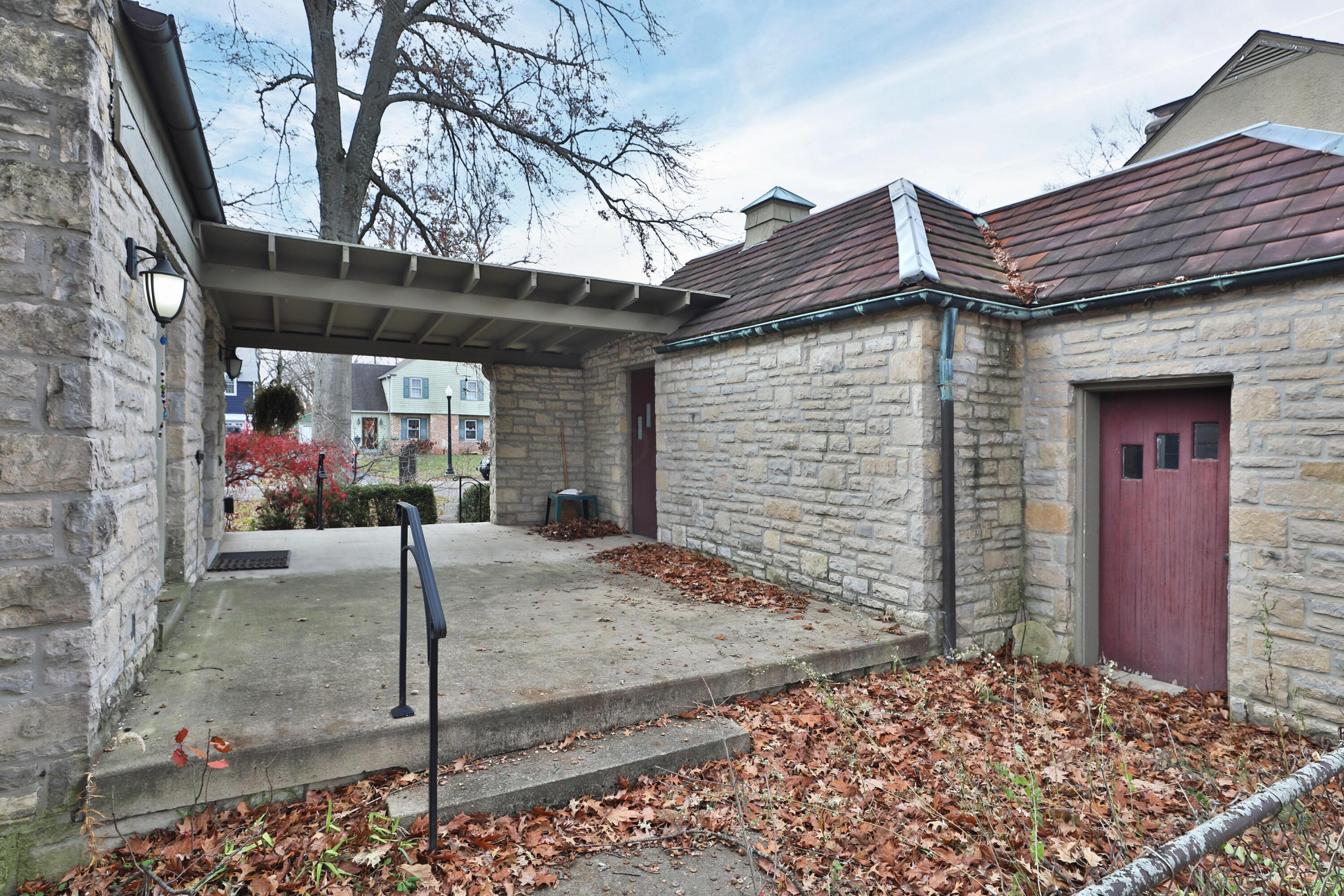 2620 Wellesley Road Columbus, OH 43209 - Photo 3 of 32 Breezeway & Entrance