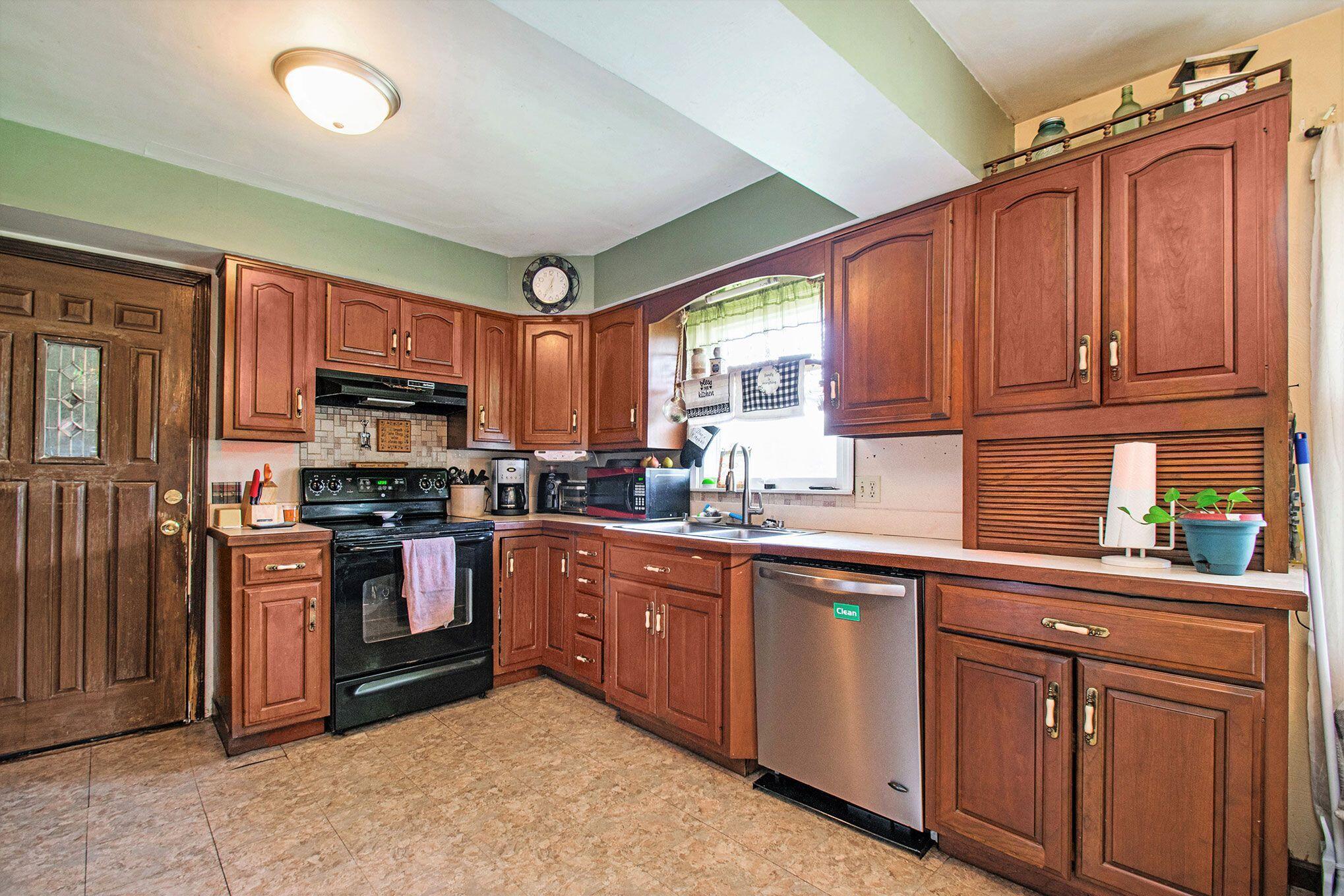 2464 Hand Road Niles, MI 49120 - Photo 11 of 32 2464 Hand Rd kitchen