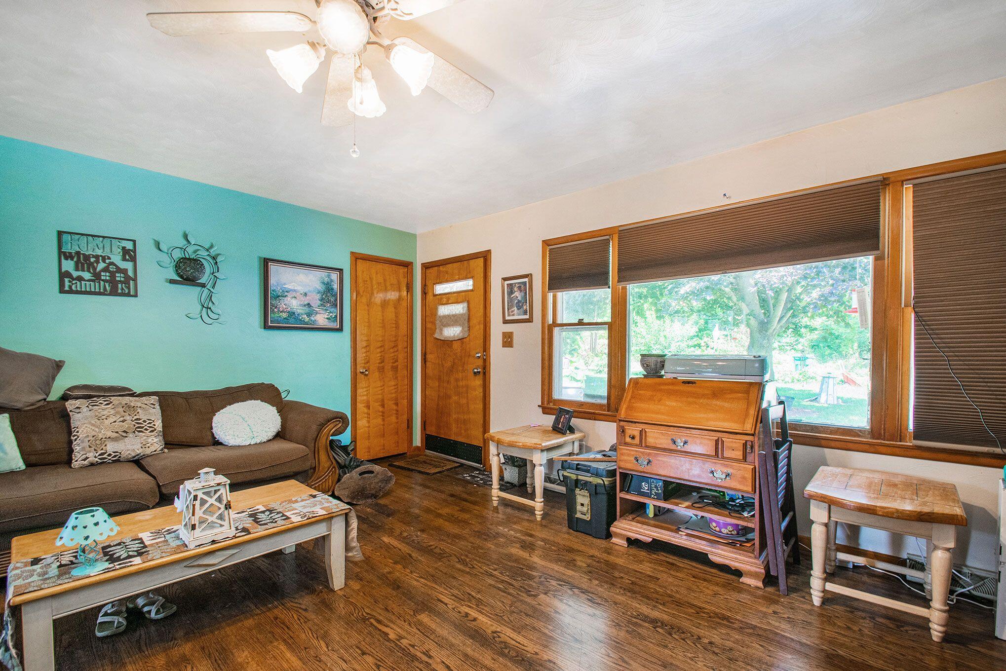 2464 Hand Rd LR