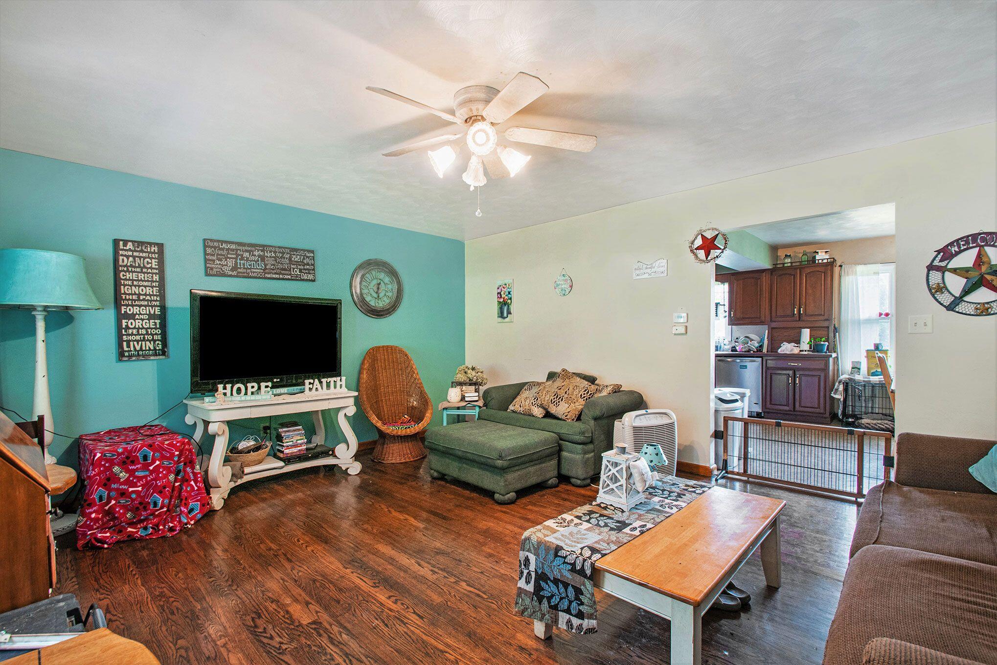 2464 Hand Road Niles, MI 49120 - Photo 8 of 32 2464 Hand Rd living room