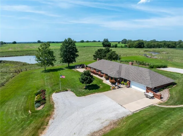 $825,000 | 1887 Northwest Mill Creek Drive, Hamilton, MO 64644