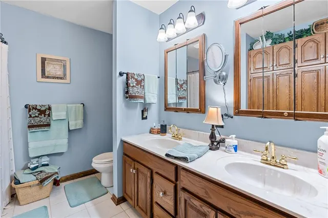 $825,000 | 1887 Northwest Mill Creek Drive, Hamilton, MO 64644