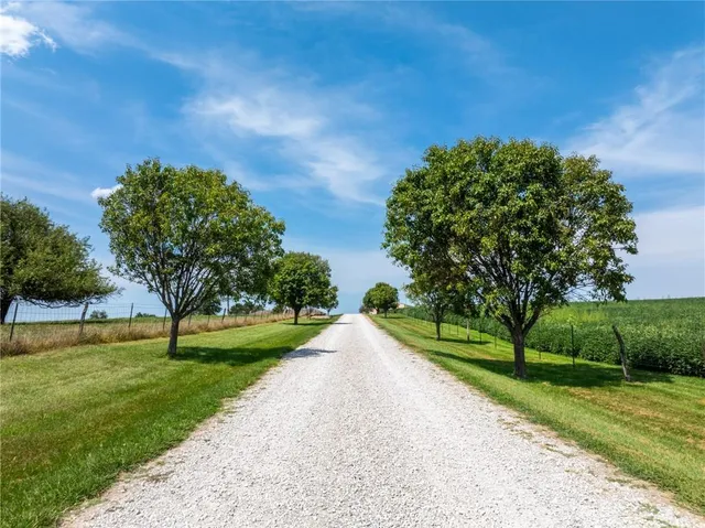 $825,000 | 1887 Northwest Mill Creek Drive, Hamilton, MO 64644