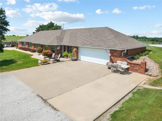 $825,000 | 1887 Northwest Mill Creek Drive, Hamilton, MO 64644
