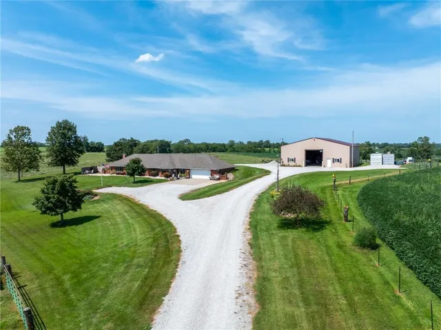 $825,000 | 1887 Northwest Mill Creek Drive, Hamilton, MO 64644