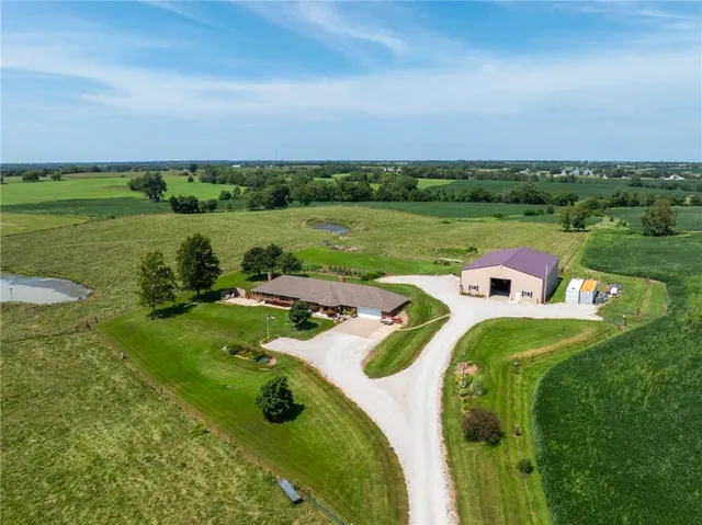 $825,000 | 1887 Northwest Mill Creek Drive, Hamilton, MO 64644