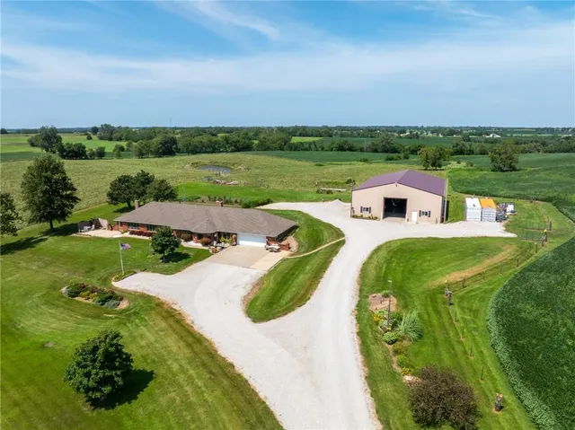 $825,000 | 1887 Northwest Mill Creek Drive, Hamilton, MO 64644