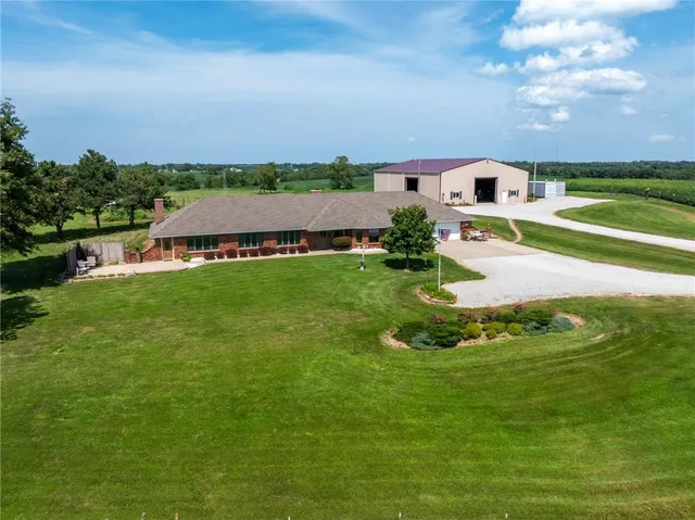 $825,000 | 1887 Northwest Mill Creek Drive, Hamilton, MO 64644