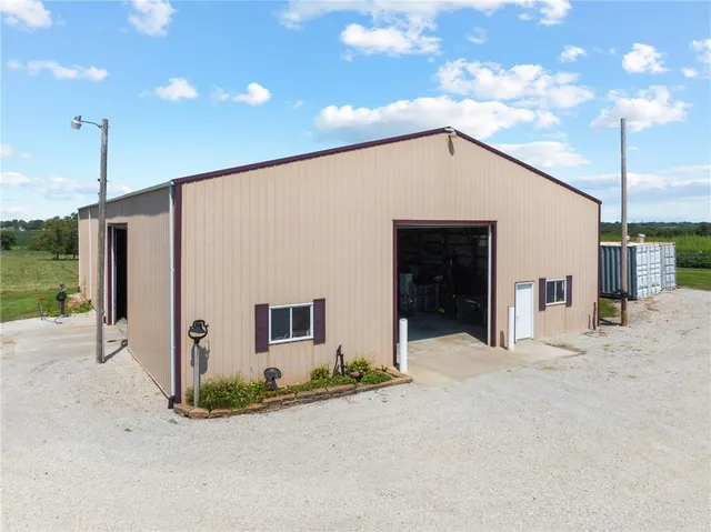 $825,000 | 1887 Northwest Mill Creek Drive, Hamilton, MO 64644