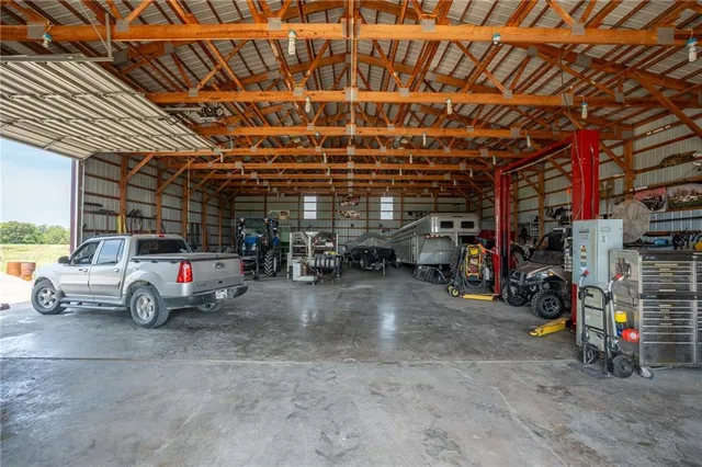 $825,000 | 1887 Northwest Mill Creek Drive, Hamilton, MO 64644