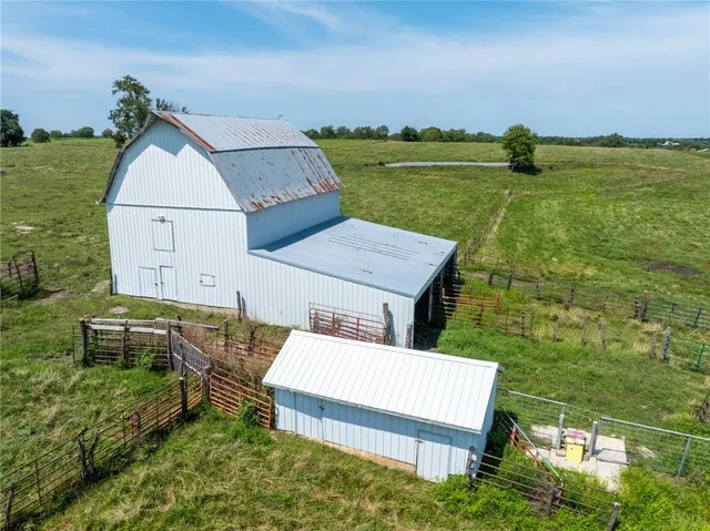 $825,000 | 1887 Northwest Mill Creek Drive, Hamilton, MO 64644