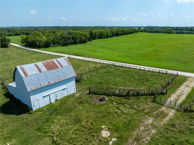 $825,000 | 1887 Northwest Mill Creek Drive, Hamilton, MO 64644