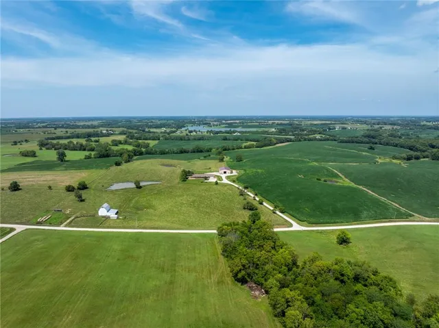 $825,000 | 1887 Northwest Mill Creek Drive, Hamilton, MO 64644
