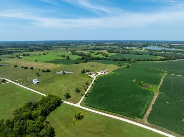 $825,000 | 1887 Northwest Mill Creek Drive, Hamilton, MO 64644