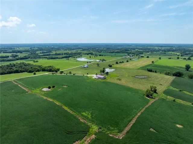 $825,000 | 1887 Northwest Mill Creek Drive, Hamilton, MO 64644