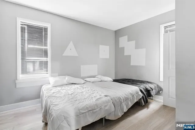 a view of a livingroom with wooden floor and closet